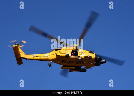 Ein fliegendes Personal an Bord eines MH-60 Jayhawk Helikopter von Air Station Astoria fährt Coast Guard Island in Alameda, Kalifornien, nach Abheben servicemembers vom San Diego - Maritime Security Response Team West auf der Grundlage der Sicherheit wurden während des San Francisco Fleet Week. Die Mannschaft wurde festgelegt, eine schnelle Seil Demonstration aus dem Jayhawk auf die Coast Guard Cutter standhaft während der Flotte Woche Parade der Segel zu leiten. U.S. Coast Guard Foto von Petty Officer Matthew S. Masaschi Stockfoto