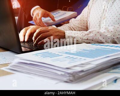 Der Manager berät der Mitarbeiter am Computer arbeiten. Rechnungsprüfung und Rechnungslegung. Stockfoto