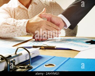 Business Partnerschaft Erfolg. Die Hände schütteln. Nahaufnahme von Handshake von zwei Geschäftsleute. Stockfoto