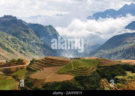 Sa Pa Stadt im Nebel und Wolken. Nachbarschaft der Stadt Sa Pa, Lao Cai Provinz, Vietnam. Stockfoto