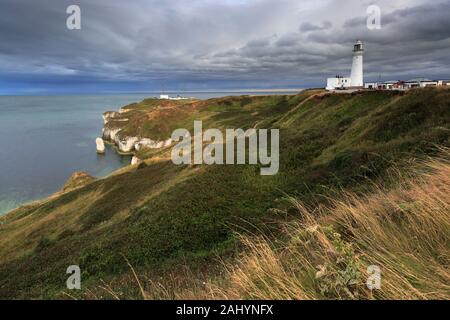 Dramatische Wolken über den Kreidefelsen bei Flamborough Head, East Riding von Yorkshire, England, Großbritannien Stockfoto