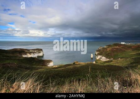 Dramatische Wolken über den Kreidefelsen bei Flamborough Head, East Riding von Yorkshire, England, Großbritannien Stockfoto