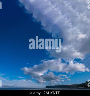 Jagd Cliff & Dramatischer Himmel in saltburn, Großbritannien Stockfoto