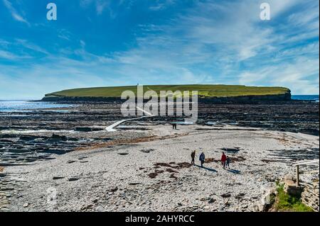 Die kleine Insel von Brough von Birsay aus Nord West Küste von Mainland Orkney in Schottland. Stockfoto