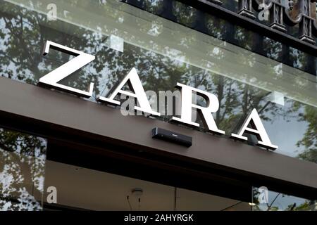 BARCELONA, SPANIEN - 9 August, 2018: Detailansicht der Repräsentant der Zara Store in der berühmten Passeig de Gracia Avenue in Barcelona, Spanien, eine der m Stockfoto