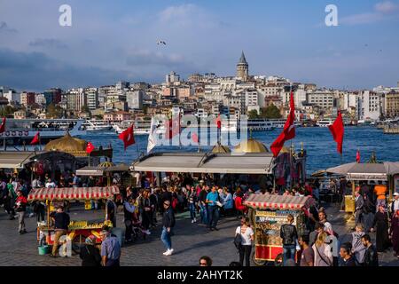 Luftaufnahme auf den Stadtteil Karaköy mit der Galata Turm, Galata Kulesi, vom Fisch Brot Restaurants am Bosporus Kanal gesehen Stockfoto