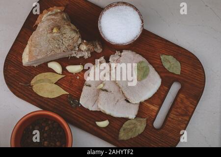 Gebackener Schinken mit Kapelle, Lorbeerblatt und Italienische Kräuter Stockfoto