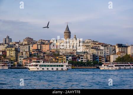 Luftaufnahme auf den Stadtteil Karaköy mit der Galata Turm, Galata Kulesi, über den Bosporus Kanal gesehen Stockfoto