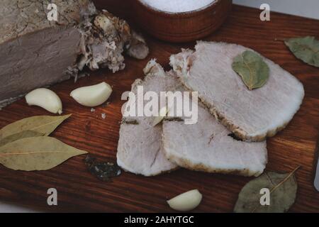 Gebackener Schinken mit Kapelle, Lorbeerblatt und Italienische Kräuter Stockfoto