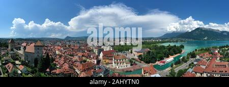 Annecy (Frankreich). Antenne Panoramablick im Sommer mit, von Links nach Rechts: das Schloss, die Altstadt, das Rathaus, die Insel zu Stockfoto