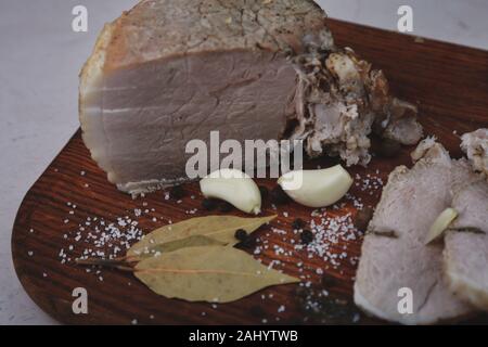 Gebackener Schinken mit Kapelle, Lorbeerblatt und Italienische Kräuter Stockfoto