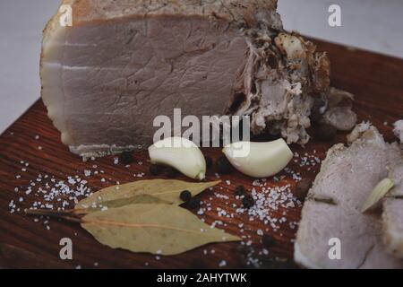 Gebackener Schinken mit Kapelle, Lorbeerblatt und Italienische Kräuter Stockfoto