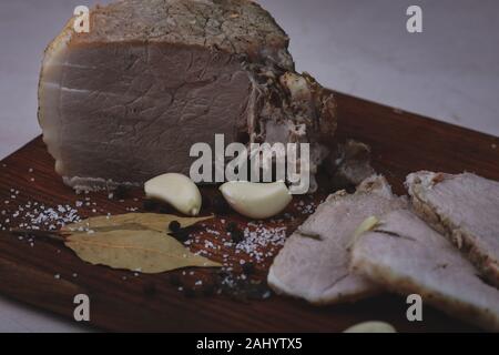 Gebackener Schinken mit Kapelle, Lorbeerblatt und Italienische Kräuter Stockfoto