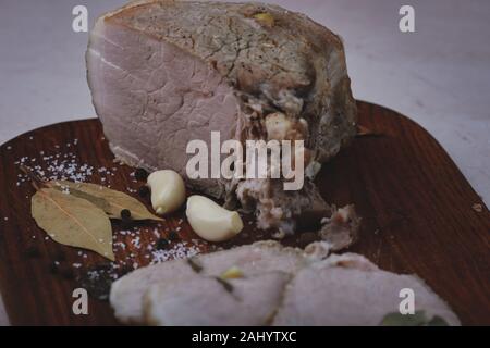 Gebackener Schinken mit Kapelle, Lorbeerblatt und Italienische Kräuter Stockfoto