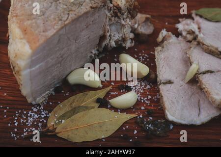 Gebackener Schinken mit Kapelle, Lorbeerblatt und Italienische Kräuter Stockfoto