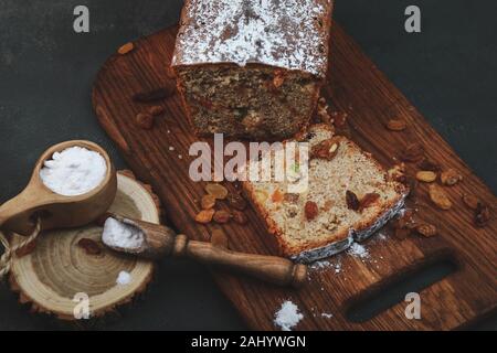 Köstlicher frischer Cupcake mit getrockneten Früchten und Rosinen Stockfoto