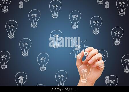 Hand Zeichnen einer Glühbirnen Konzept über die Auswahl der besten Idee unter vielen anderen mit weißer Markierung. Stockfoto
