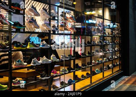 Hongkong - November, 2019: Nike Turnschuhe im Schaufenster an Sneaker street in HongKong Stockfoto