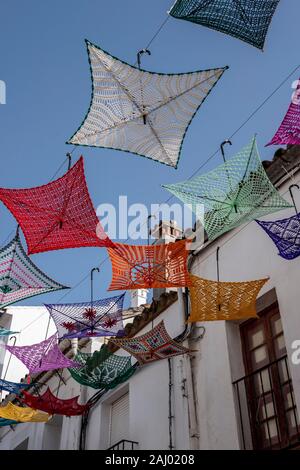 Gaucin, Andalusien, Spanien. Gewirken Dach Kunst arbeiten in den Straßen des Dorfes. Stockfoto