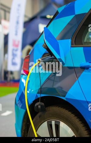 Eine elektrische oder hybride PHEV Auto Volkswagen Golf mit dem Netzkabel Netzteil angeschlossen. Elektroauto Ladestation. Prag, Tschechien Stockfoto