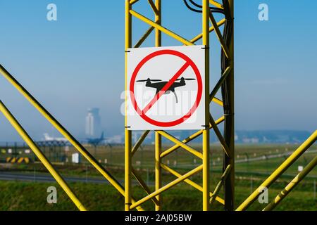 Kein drone zone Schild auf Ansatz Beleuchtung am Flughafen Landebahn. Stockfoto