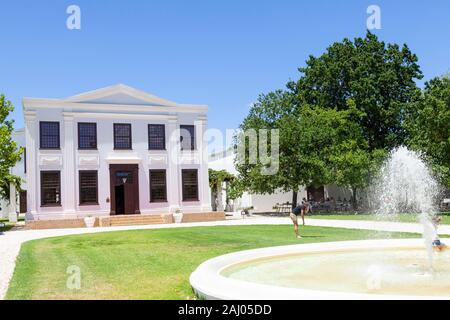 De Wetshof Wine Estate, Robertson Valley, Route 62, Western Cape Winelands, Boland, Südafrika. Weinprobe unter den Bäumen im Sommer Stockfoto