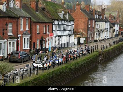 Eine britische Scooter Club Meeting am Fluss Severn in Bad Salzungen, Worcestershire, Großbritannien. Stockfoto