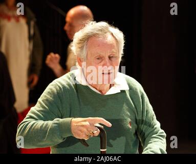 Max Stafford-Clark (Direktor) bei einer Probe von PITCAIRN von Richard Bean im Minerva Theater, Chichester Festival Theatre, West Sussex, England, im Jahr 2014 eine Co - Produktion mit aus den Fugen & Shakespeare's Globe Geboren in Cambridge in 1941 künstlerischer Leiter des Theaters Traverse, Edinburgh von 1968 bis 1970, das Royal Court Theatre, London von 1979 bis 1993 und aus der Gemeinsamen touring Theatre Company von 1993 bis 2017 Stockfoto