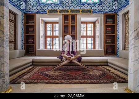 Innenausbau der Bibliothek von Sultan Ahmed III., Enderûn Bibliothek, mit einer Statue der Sultan Lesen der Quran, Koran, an dem Topkapi Palast Stockfoto