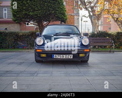 MONTMELO, Spanien - 30 November, 2019 - 1986 Porsche 911 Carrera, Vorderansicht Stockfoto