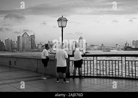 Ältere Männer trainieren zusammen Huangpu Fluss auf der Puxi Seite von Shanghai, China Stockfoto