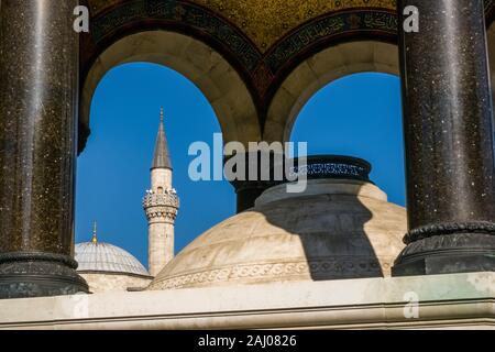 Der Deutsche Brunnen, Alman Çeşmesi, Sultanahmet Platz, Sultanahmet Meydanı, ein Minarett von Firuz Ağa-Moschee in der Entfernung Stockfoto