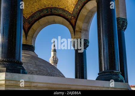 Der Deutsche Brunnen, Alman Çeşmesi, Sultanahmet Platz, Sultanahmet Meydanı, ein Minarett von Firuz Ağa-Moschee in der Entfernung Stockfoto