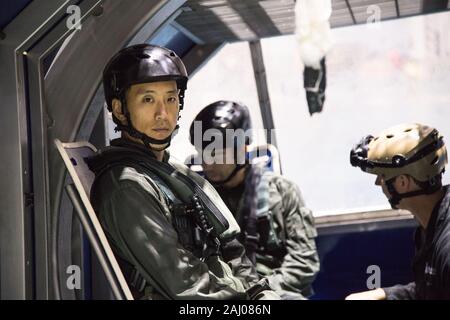 NASA-Astronaut Kandidat Jonny Kim während Hubschrauber wasser Überlebenstraining in dem Sonny Carter Neutral Buoyancy Laboratory am Johnson Space Center, 21. September 2017 in Houston, Texas. Stockfoto