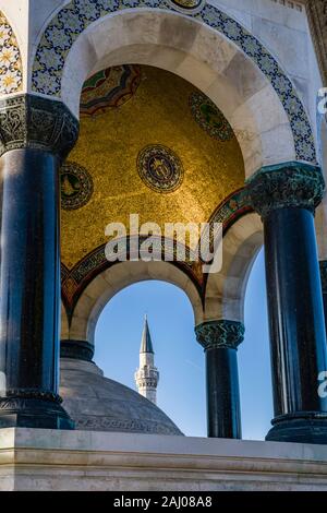 Der Deutsche Brunnen, Alman Çeşmesi, Sultanahmet Platz, Sultanahmet Meydanı, ein Minarett von Firuz Ağa-Moschee in der Entfernung Stockfoto