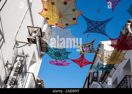 Gaucin, Andalusien, Spanien. Gewirken Dach Kunst arbeiten in den Straßen des Dorfes. Stockfoto