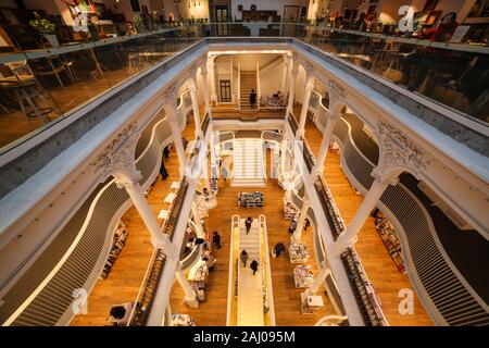 Bukarest, Rumänien - Januar 1, 2020: Blick in die schöne Carturesti Öffentliche Bibliothek Schuß auf eine ultra wide angle auf Lipscani Straße, Altstadt Stockfoto