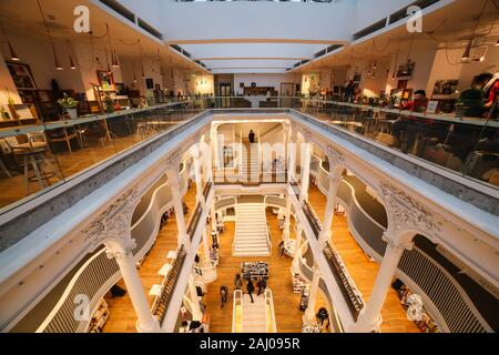 Bukarest, Rumänien - Januar 1, 2020: Blick in die schöne Carturesti Öffentliche Bibliothek Schuß auf eine ultra wide angle auf Lipscani Straße, Altstadt Stockfoto