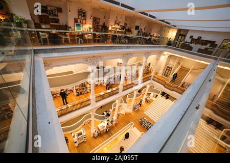 Bukarest, Rumänien - Januar 1, 2020: Blick in die schöne Carturesti Öffentliche Bibliothek Schuß auf eine ultra wide angle auf Lipscani Straße, Altstadt Stockfoto