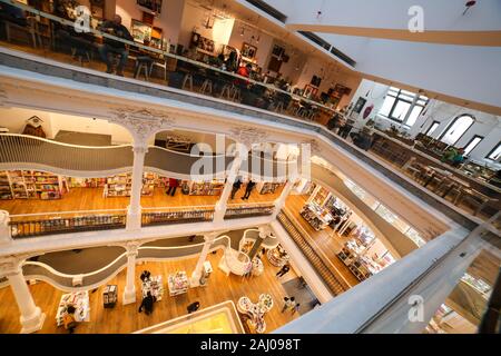 Bukarest, Rumänien - Januar 1, 2020: Blick in die schöne Carturesti Öffentliche Bibliothek Schuß auf eine ultra wide angle auf Lipscani Straße, Altstadt Stockfoto