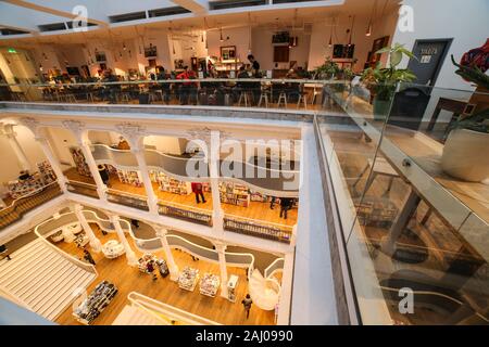 Bukarest, Rumänien - Januar 1, 2020: Blick in die schöne Carturesti Öffentliche Bibliothek Schuß auf eine ultra wide angle auf Lipscani Straße, Altstadt Stockfoto