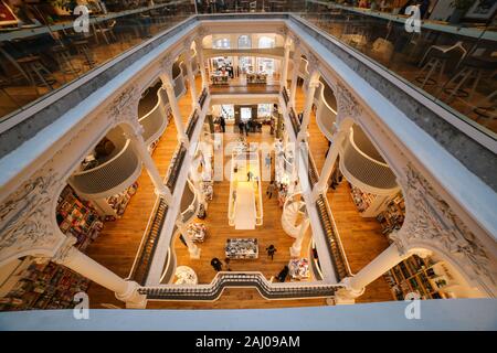 Bukarest, Rumänien - Januar 1, 2020: Blick in die schöne Carturesti Öffentliche Bibliothek Schuß auf eine ultra wide angle auf Lipscani Straße, Altstadt Stockfoto