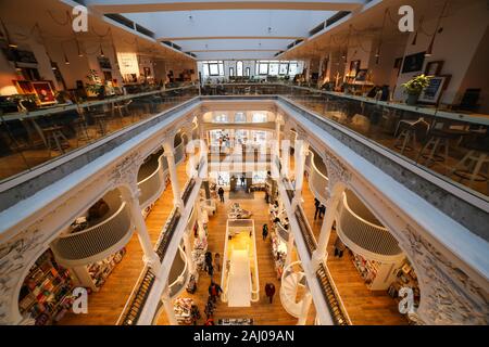 Bukarest, Rumänien - Januar 1, 2020: Blick in die schöne Carturesti Öffentliche Bibliothek Schuß auf eine ultra wide angle auf Lipscani Straße, Altstadt Stockfoto