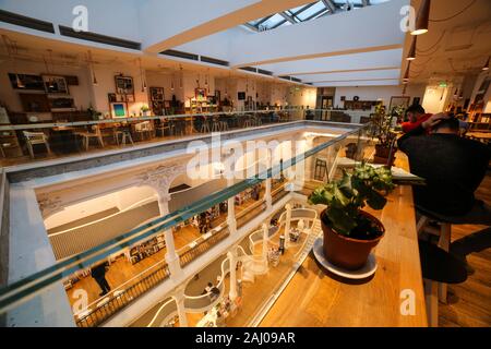 Bukarest, Rumänien - Januar 1, 2020: Blick in die schöne Carturesti Öffentliche Bibliothek Schuß auf eine ultra wide angle auf Lipscani Straße, Altstadt Stockfoto