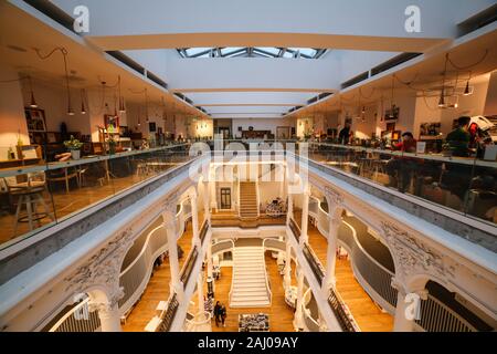 Bukarest, Rumänien - Januar 1, 2020: Blick in die schöne Carturesti Öffentliche Bibliothek Schuß auf eine ultra wide angle auf Lipscani Straße, Altstadt Stockfoto