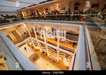 Bukarest, Rumänien - Januar 1, 2020: Blick in die schöne Carturesti Öffentliche Bibliothek Schuß auf eine ultra wide angle auf Lipscani Straße, Altstadt Stockfoto