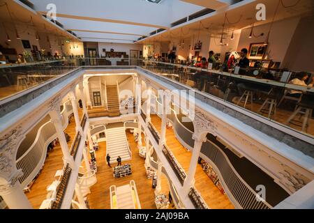 Bukarest, Rumänien - Januar 1, 2020: Blick in die schöne Carturesti Öffentliche Bibliothek Schuß auf eine ultra wide angle auf Lipscani Straße, Altstadt Stockfoto