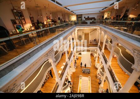 Bukarest, Rumänien - Januar 1, 2020: Blick in die schöne Carturesti Öffentliche Bibliothek Schuß auf eine ultra wide angle auf Lipscani Straße, Altstadt Stockfoto