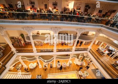 Bukarest, Rumänien - Januar 1, 2020: Blick in die schöne Carturesti Öffentliche Bibliothek Schuß auf eine ultra wide angle auf Lipscani Straße, Altstadt Stockfoto