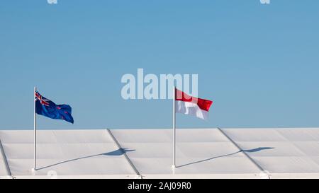 Neuseeland und Monaco Flaggen Seite an Seite Stockfoto